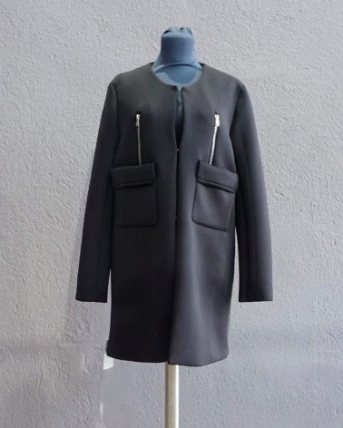 Abrigo negro estructurado con cremalleras decorativas
