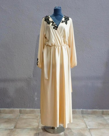 Vestido largo estilo túnica en tono marfil con bordados negros
