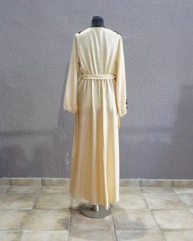 Vestido largo estilo túnica en tono marfil con bordados negros