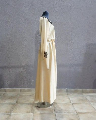 Vestido largo estilo túnica en tono marfil con bordados negros