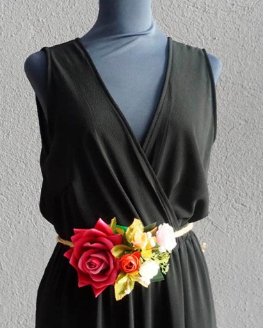 Cinturón de cuerda rústica con aplique floral en tonos rojos y amarillos