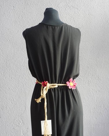 Cinturón de cuerda rústica con aplique floral en tonos rojos y amarillos