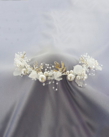Tocado de Novia con Perlas y Flores Blancas