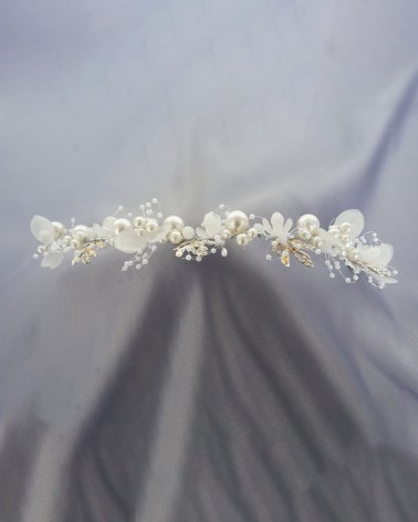 Tocado Floral de novia con Detalles estilo perlas y dorados