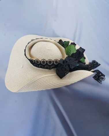 Sombrero de ala ancha en rafia natural con encaje negro y lazo decorativo
