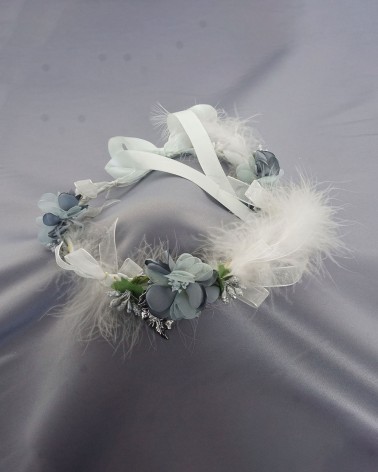 Corona floral con plumas en tonos celeste y blanco