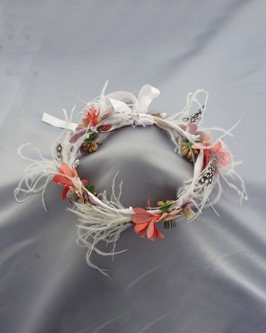 Corona floral bohemia multicolor con plumas y lazo atrás ajustable