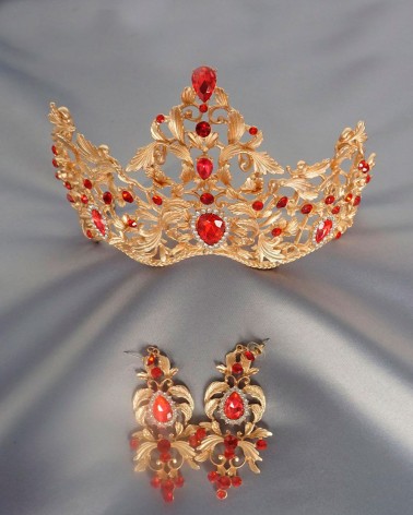 Set de Corona y Pendientes Dorados con Cristales Rojos