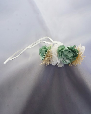 Ramillete de novia con flores preservadas en tonos verdes y blanco