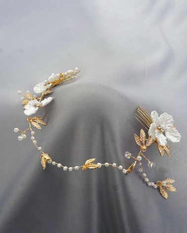Cadena Floral para novia con Peinetas Laterales y Detalles Dorados