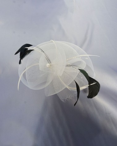 Tocado de novia de Tul Marfil con Plumas Negras y Detalles Perlados