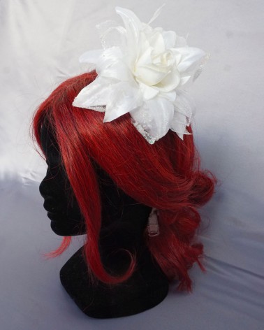 Flor blanca XL con organza y aplicaciones perladas
