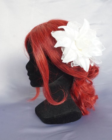 Flor blanca XL con organza y aplicaciones perladas
