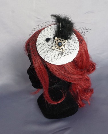 Tocado blanco con rejilla negra, broche vintage y pluma