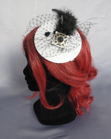 Tocado blanco con rejilla negra, broche vintage y pluma
