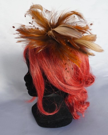 Tocado de plumas en tonos tierra con perlas para look de invitada