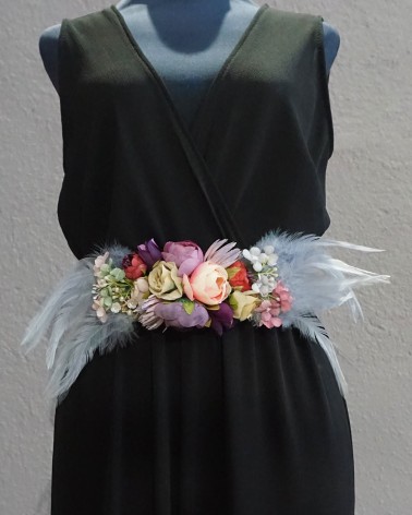 Cinturón elástico negro con aplique floral multicolor y plumas gris perla