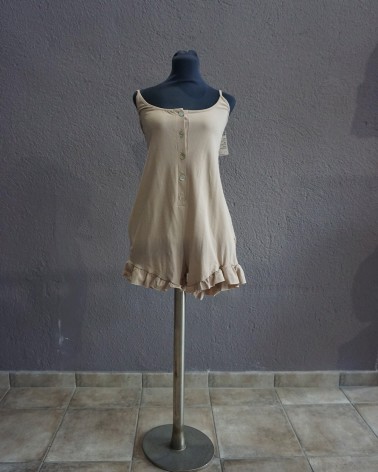 Mono corto beige de tirantes finos con botones frontales y volantes