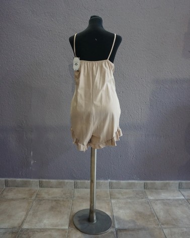 Mono corto beige de tirantes finos con botones frontales y volantes