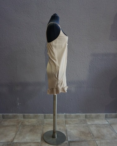 Mono corto beige de tirantes finos con botones frontales y volantes
