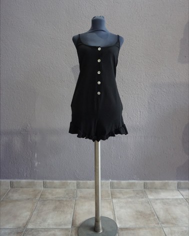 Mono corto negro de tirantes finos y detalle de volantes