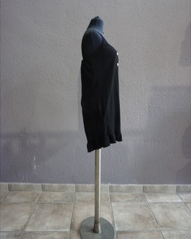 Mono corto negro de tirantes finos y detalle de volantes
