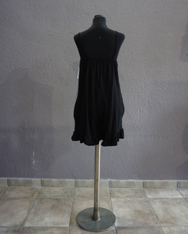 Mono corto negro de tirantes finos y detalle de volantes