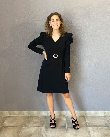 Vestido corto de manga larga negro con hombreras y cinto