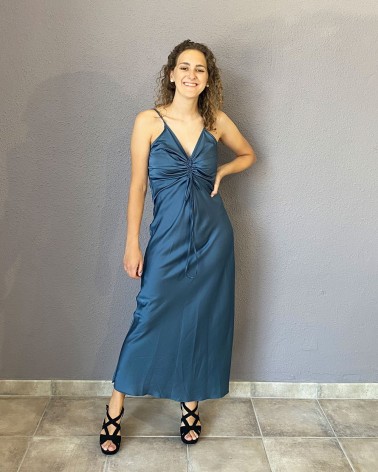 Vestido satinado azul petróleo intenso con fruncido delantero