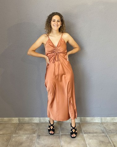 Vestido satinado terracota con fruncido central