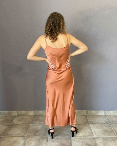 Vestido satinado terracota con fruncido central