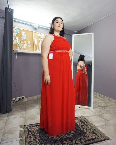 Vestido largo rojo con escote halter y espalda cruzada de pedrería