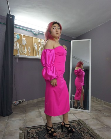 Vestido fucsia con mangas abullonadas y abertura frontal