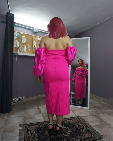Vestido fucsia con mangas abullonadas y abertura frontal