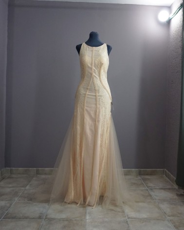 Vestido de novia color rosa salmón con encaje y capa de tul