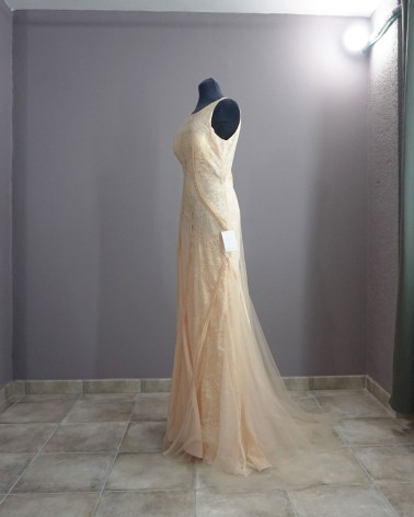 Vestido de novia color rosa salmón con encaje y capa de tul