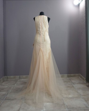 Vestido de novia color rosa salmón con encaje y capa de tul