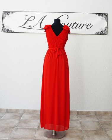 Vestido largo de fiesta rojo con encaje y cinturón de pedrería