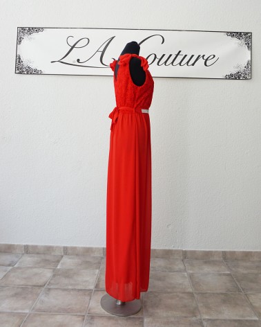 Vestido largo de fiesta rojo con encaje y cinturón de pedrería
