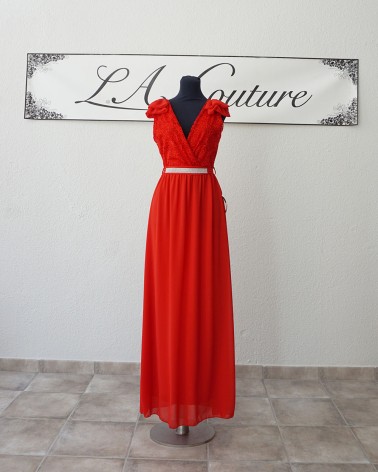 Vestido largo de fiesta rojo con encaje y cinturón de pedrería