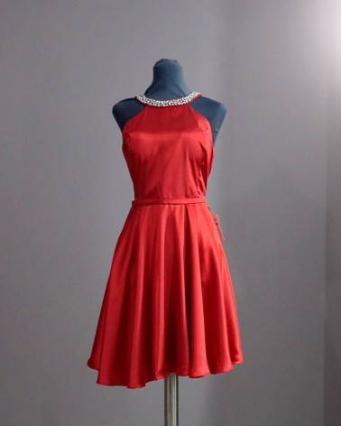 Vestido rojo satinado con piedras en el escote