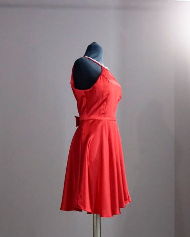 Vestido rojo satinado con piedras en el escote