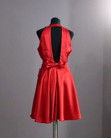 Vestido rojo satinado con piedras en el escote