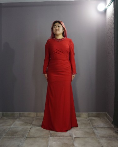 Vestido de madrina largo rojo con diseño de pedrería