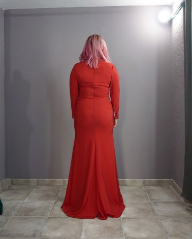 Vestido de madrina largo rojo con diseño de pedrería