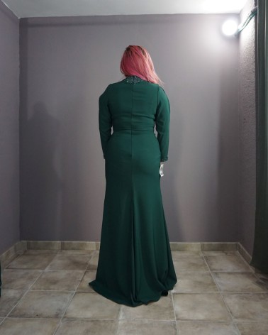 Vestido de madrina largo verde esmeralda con diseño de pedrería