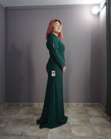Vestido de madrina largo verde esmeralda con diseño de pedrería