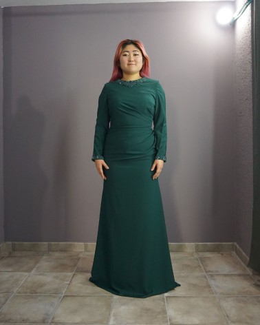 Vestido de madrina largo verde esmeralda con diseño de pedrería