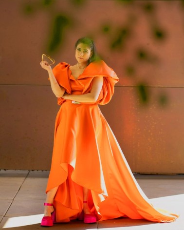 Vestido naranja largo con cola y con las mangas abullonadas