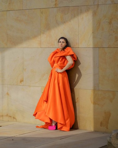 Vestido naranja largo con cola y con las mangas abullonadas
